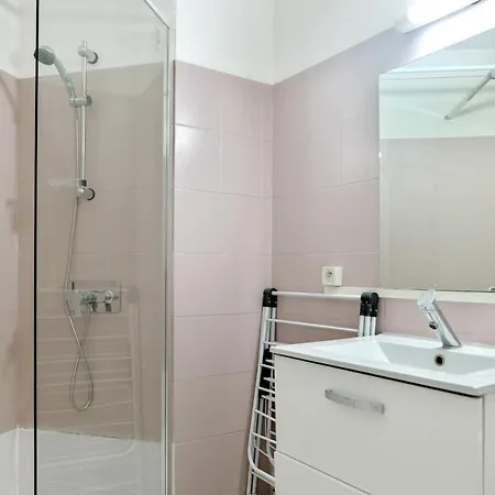 Apartman Bright Flat With Balcony In - Welkeys *
